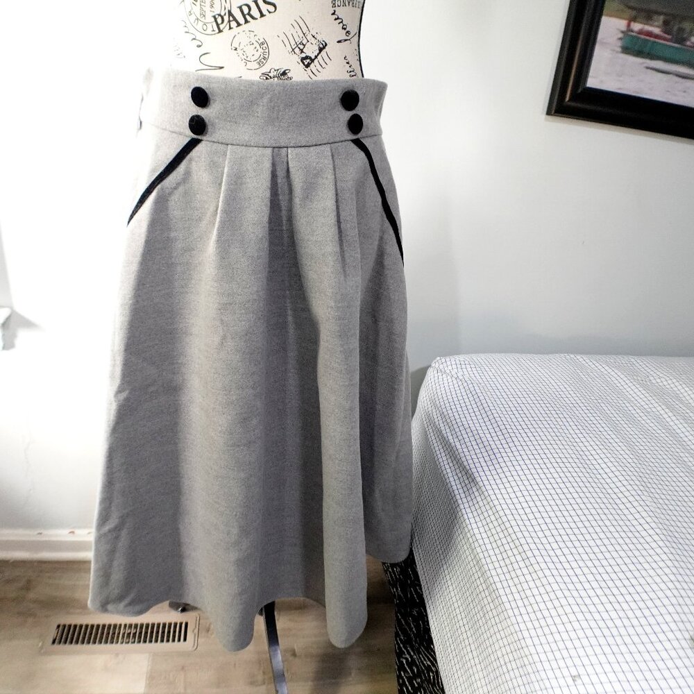 Shein  Winter  skirt gray w/‎ black trim   size L New in Package